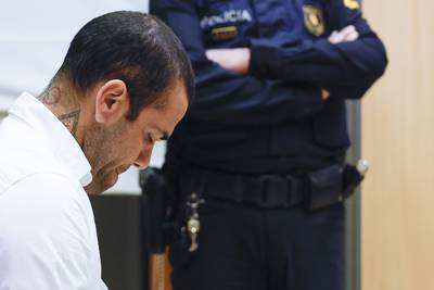 Na verwoede zoektocht naar één miljoen euro als borgtocht mag Dani Alves uit de cel