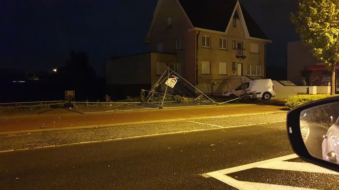 In de Duinkerkekeiweg in De Panne waaiden enkele werfhekkens om.