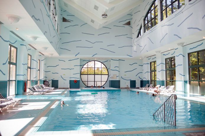 Een zwembad in hotel New York aan Disneyland Parijs.
