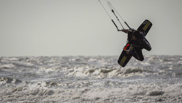 Een kitesurfer in actie. Beeld epa