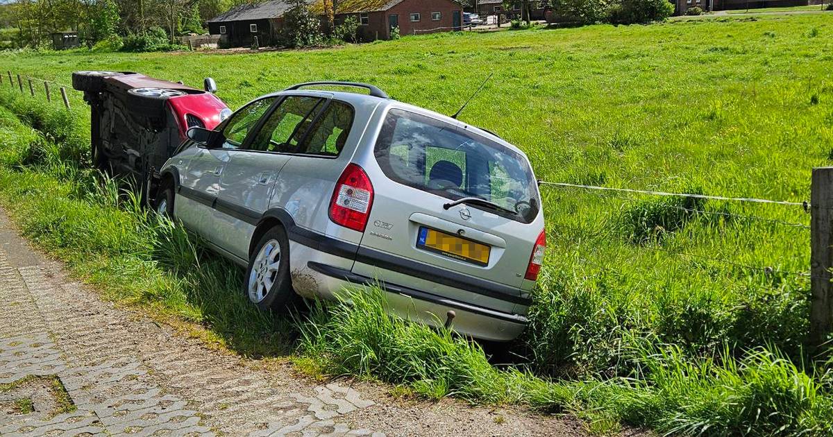 Autos belanden in sloot na botsing: twee personen overgebracht naar het ziekenhuis.
