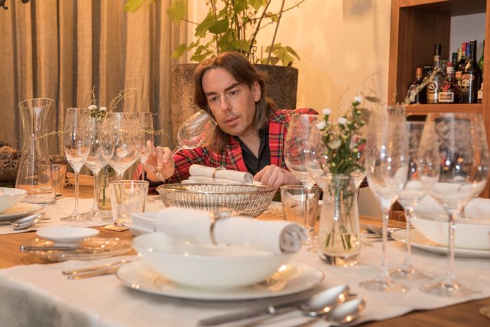Tom de Koning dekt tafel met exclusief servies.