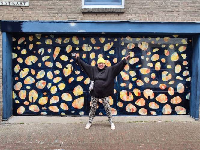 Nieuwe muurschildering in Papenstraat Delft: ‘Witte deuren nodigen uit tot graffiti, dit hopelijk niet’