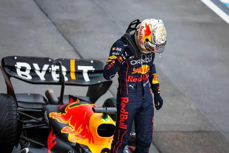 Max Verstappen viert zijn overwinning op het circuit in Suzuka. Beeld Photo News