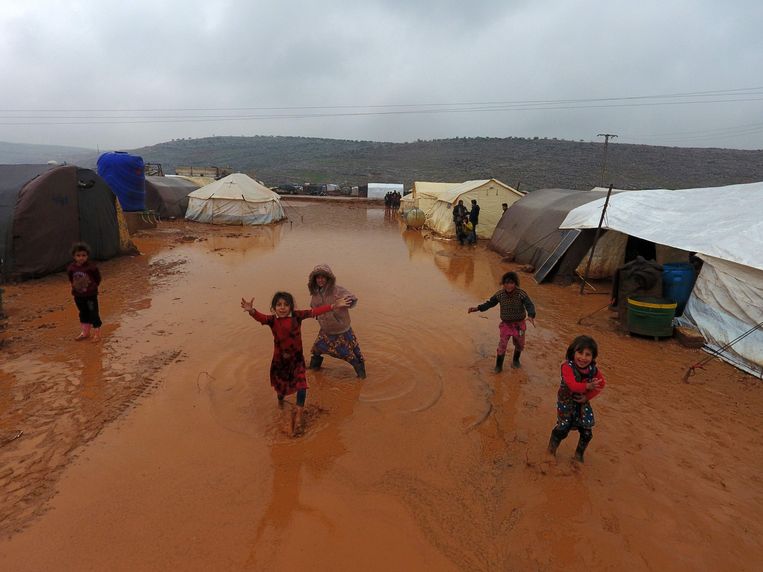 Kinderen in een vluchtelingenkamp nabij de Syrische stad Idlib, in 2019. ‘Mensen met een trauma, door seksueel misbruik in hun jeugd bijvoorbeeld, of door verschrikkelijke oorlogservaringen, zitten daar in vast', zegt Van der Kolk. Beeld AFP