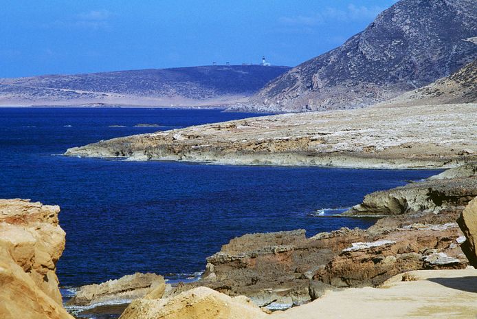 De kustlijn van El Haouaria, op het schiereiland Cap Bon in Tunesië.