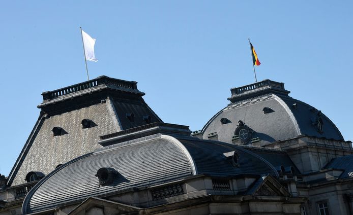 Het paleis hijst witte vlag.