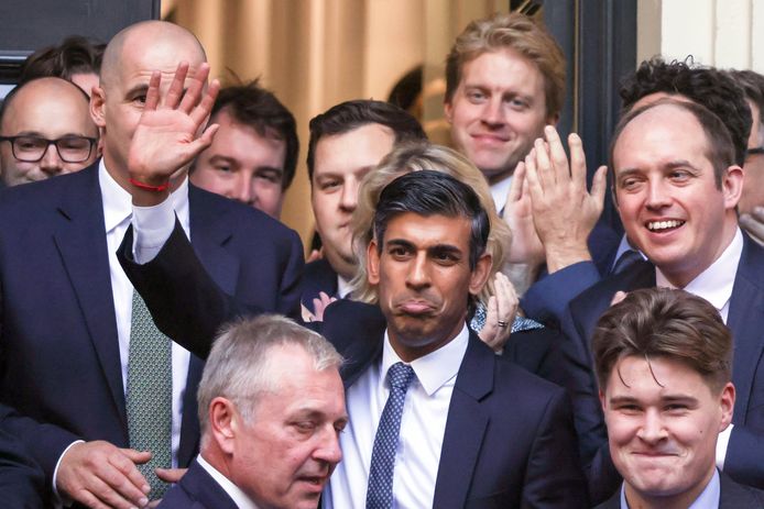 Rishi Sunak (midden) wordt de eerste Britse regeringsleider die uit een etnische minderheid in Groot-Brittannië komt.