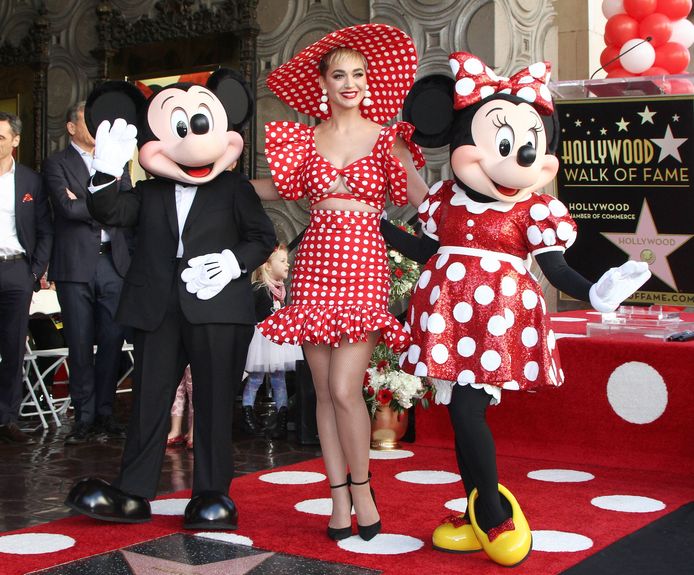 Dit jaar kreeg ook Minnie Mouse haar eigen Walk Of Fame-ster. Mickey Mouse, Katy Perry en Minnie Mouse zijn hierboven te zien op de rood en wit-gestipte loper.