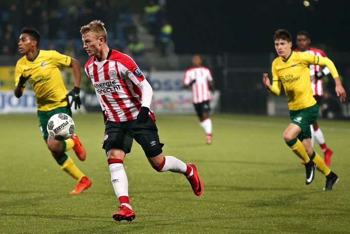 Albert Gudmundsson ziet met Jürgen Locadia een concurrent voor de PSV-basis wegvallen.