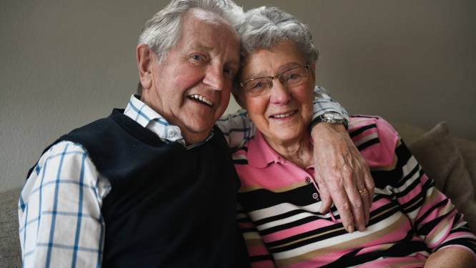 60-jarig bruidspaar Hetty en Bennie doet elke avond samen de afwas: ‘We zetten gezellige Egerländer-muziek op en dan is het zo gepiept’