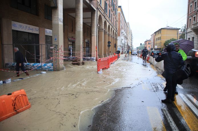 Een overstroomde straat in het centrum van Bologna.