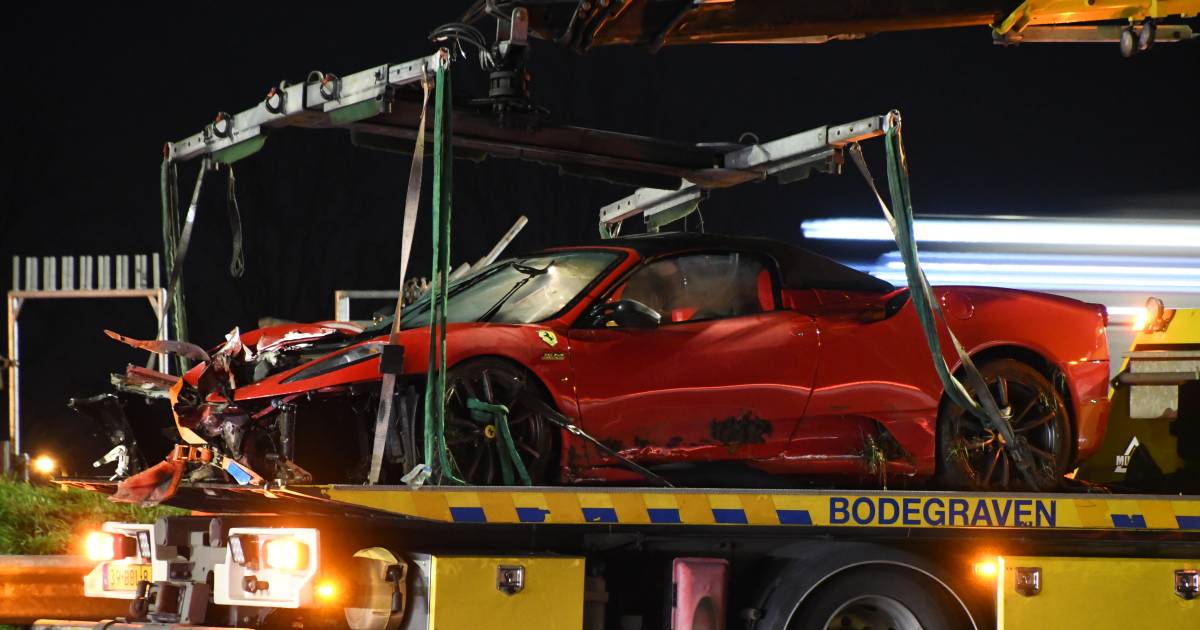 Dure Ferrari van ruim 2 ton in de prak na ongeval op A12.