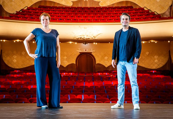Programmeur Susan Duwel en directeur Jasper Damsteegt in de Grote Zaal van de Dordtse schouwburg Kunstmin.
