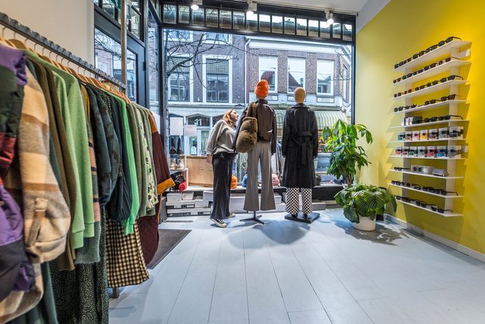 Winkel uitverkoop gaat door. willen straks geen kleding uit de oude collectie' | Corona in Den Haag en omstreken | AD.nl