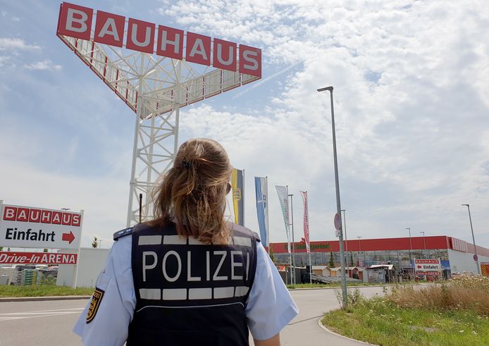 nieuws holte Mus Vliegtuig crasht op bouwmarkt in Duitsland: drie doden | Buitenland | hln.be