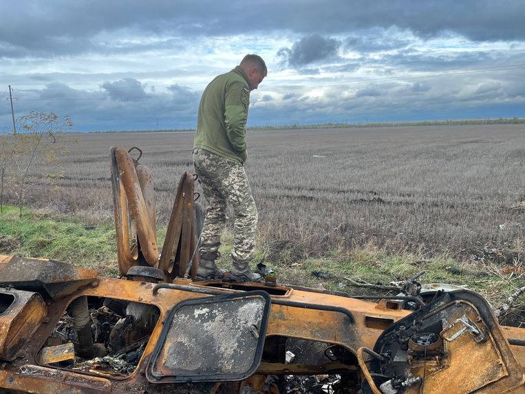 Nazar Voznjoek toont Russische militaire posities. Beeld Michiel Driebergen