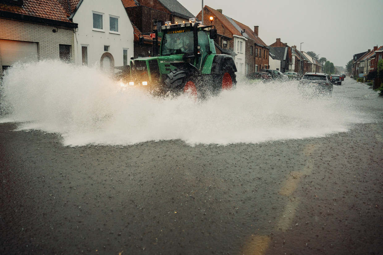 Een wolkbreuk boven Lievegem (Waarschoot) zet de Molenstraat blank.  Beeld Wouter Van Vooren