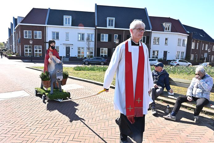 Op Palmzondag 2020 trok pastoor René Aarden met een zelfgemaakte palmezel door de dorpen van zijn parochie.