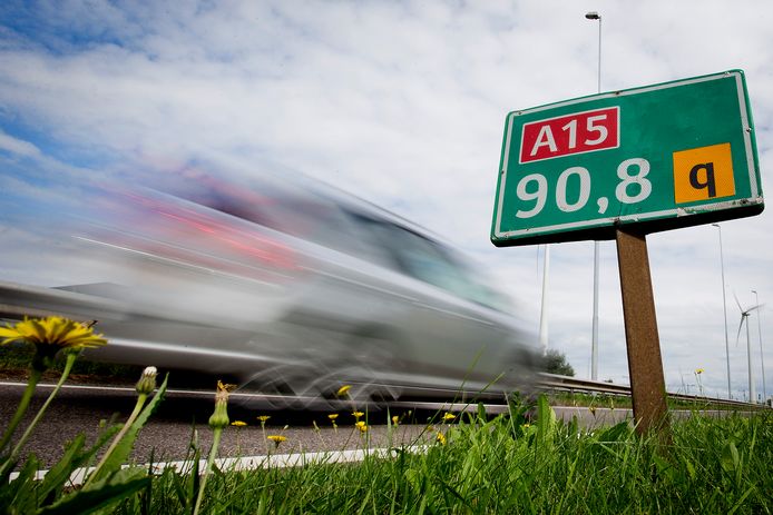 Elektrische auto's zijn honderden kilo's zwaarder dan benzine- en dieselauto's en dat is nadelig voor het wegdek.