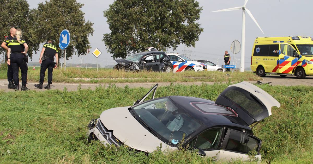 Brandweer bevrijdt automobilist na botsing in Lelystad: slachtoffer gewond naar ziekenhuis.