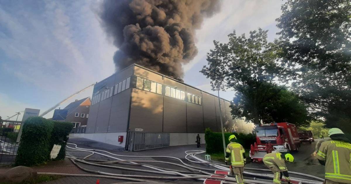 Grote brand bij kunststofbedrijf Wefapress vlak over grens bij Haaksbergen.