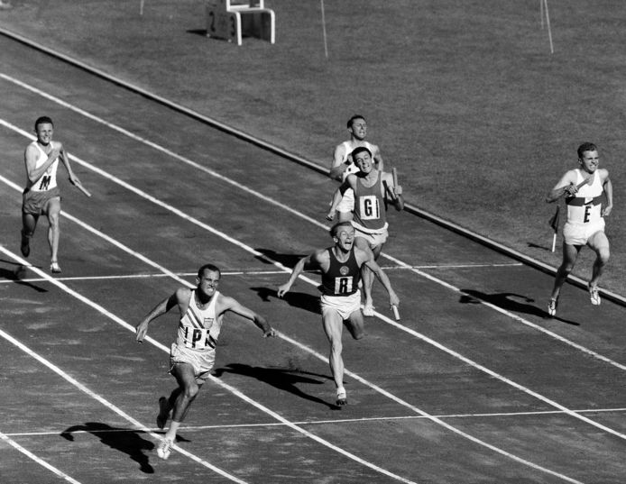 Bobby Joe Morrow, onderaan links, bezorgt de Amerikanse estafetteploeg de gouden medaille op de Spelen in Melbourne.