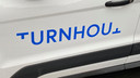 Het nieuwe woordmerk van stad Turnhout, hier aangebracht als belettering op een voertuig van de stad