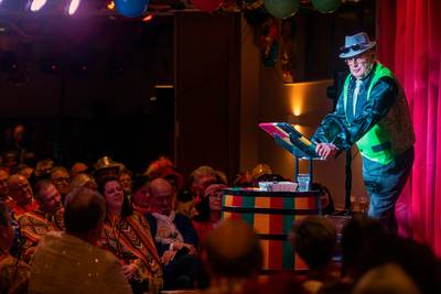 ‘Beste tonpraatavond ooit’ in Wouw: ‘Stiltes laten vallen en het publiek bespelen: dan komt het goed