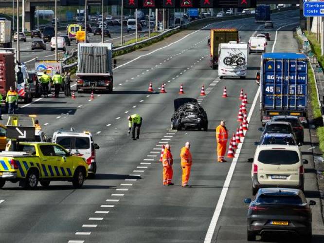 Zwaargewonde na botsing vrachtwagen en auto op A15: afgesloten snelweg zorgt voor flinke vertragingen
