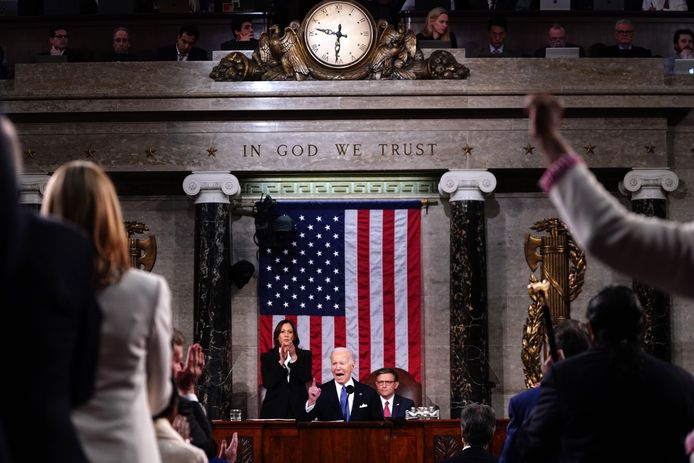 President Biden houdt zijn State of the Union. Links achter hem zit zijn klappende vicepresident Kamala Harris, rechts Speaker of the House Mike Johnson.