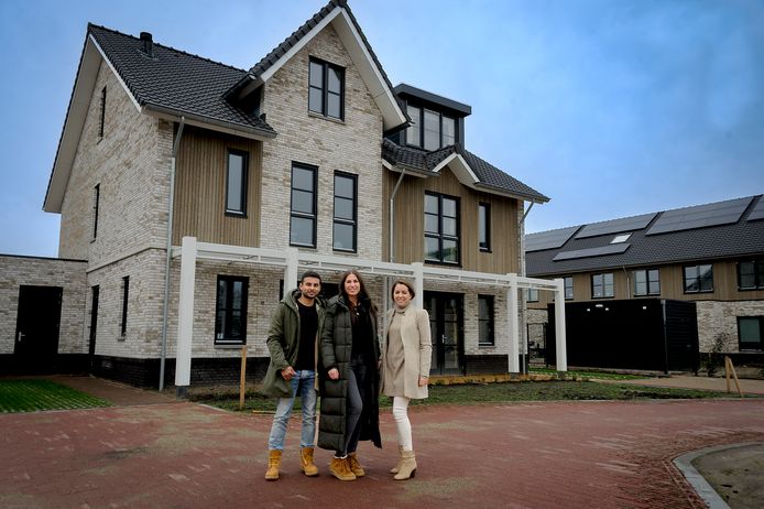 Bewoners nieuwe woonwijk Amstelwijckpark. V.l.n.r.: Rahiem Chotekhan, Fenna Veulings  en Fatima Majd-Agouzoul.