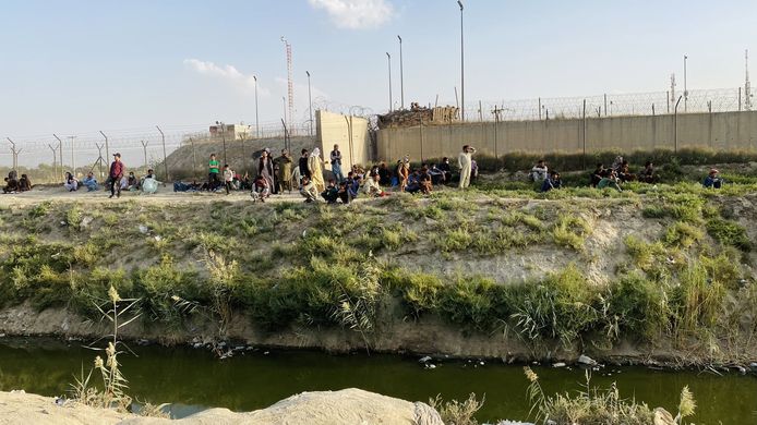 Foto per chiarimento.  La gente sta cercando di raggiungere l'aeroporto di Kabul.