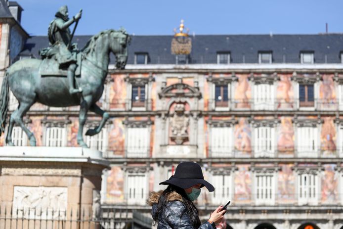 Een toerist met een mondmasker in Madrid.