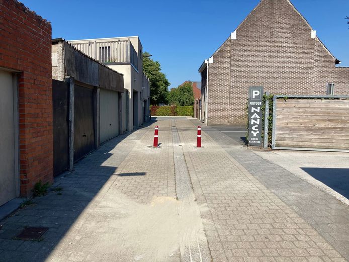 De paaltjes in de Valkestraat.