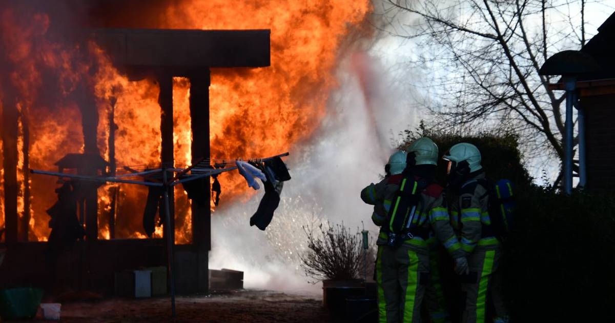 Grote brand verwoest garagebedrijf in Bruchterveld: vrijgekomen asbest ligt in achtertuinen