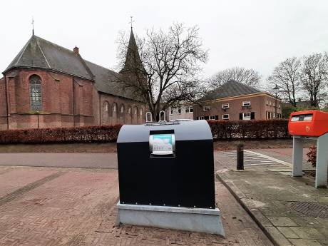 Avri luistert naar kritiek uit Kerkwijk: luiercontainer bij de kerk gaat weg