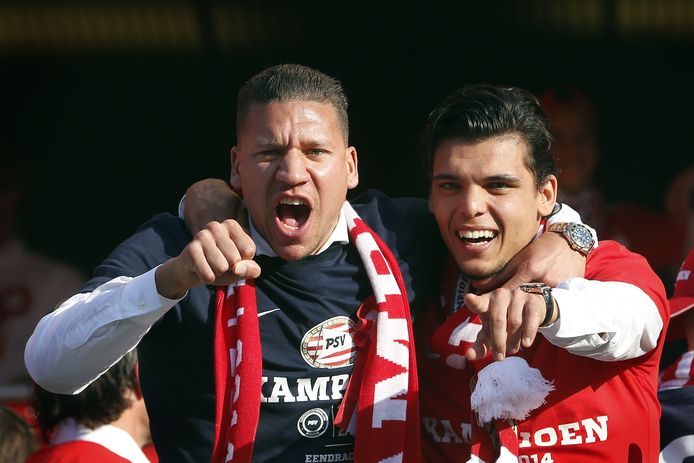 Jeffrey Bruma en Karim Rekik stalen de show tijdens het kampioensfeest van PSV in 2015.
