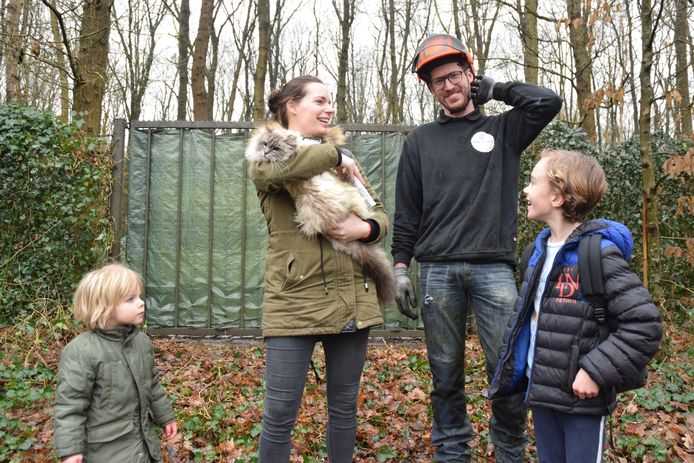 Door specialistisch bomenklimwerk van Niek Staats heeft Jessica Diepenhorst de kat Mickey weer in haar armen. Zoon Max (l) kan het niet bevatten.