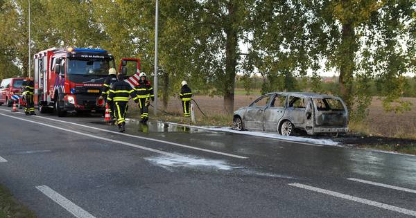 Auto uitgebrand bij Wijk en Aalburg, file op N267 vanaf Drunen