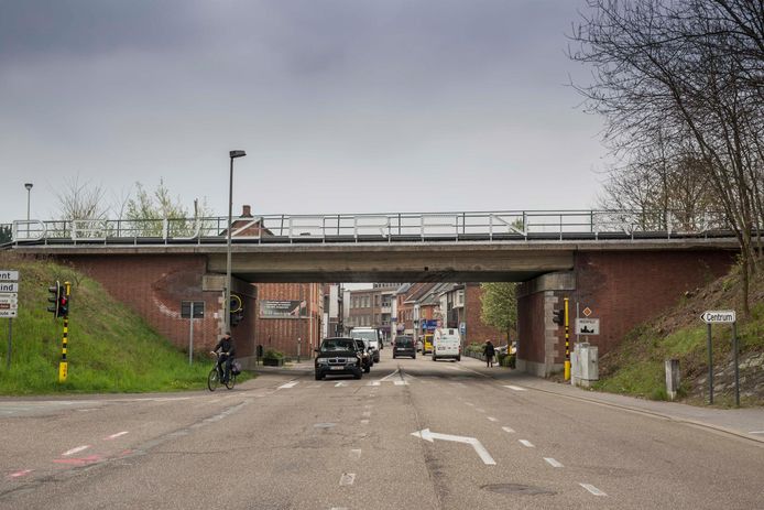 De letters 'IJzeren Rijn' op de Victoriabrug in Neerpelt lichten in een rijdende beweging op.