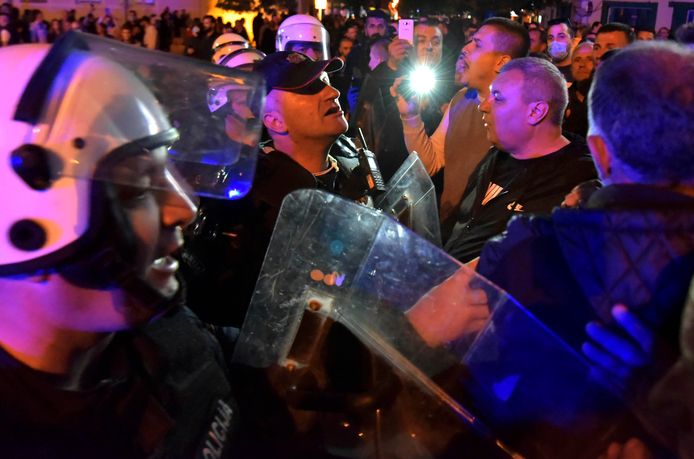 Politie clasht met de betogers in Niksic.