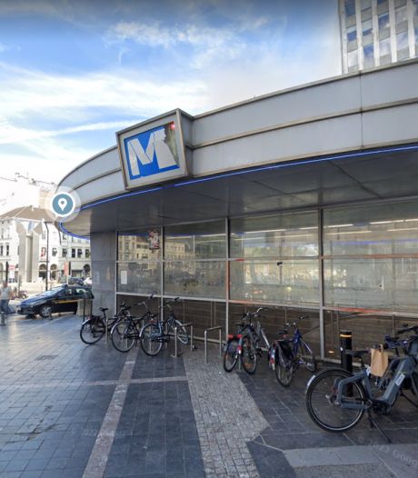 Un homme se retrouve coincé dans le volet de la station de métro Porte de Namur, à Bruxelles