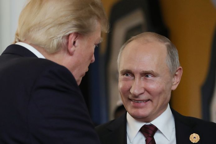 President Trump maakt een praatje met zijn Russische ambtsgenoot Poetin