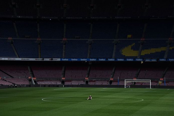 Iniesta na zijn laatste wedstrijd voor Barça in een leeg Camp Nou. Iconisch.