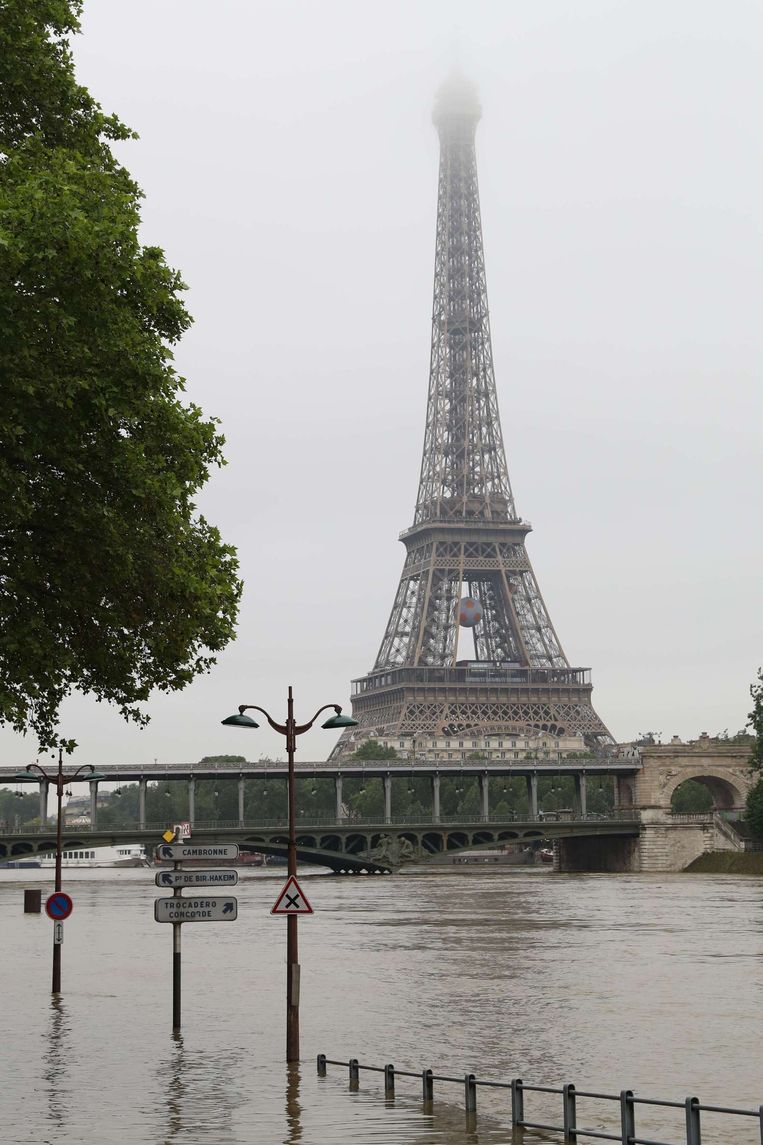 Vanwege het stijgende waterpeil van de Seine door aanhoudende neerslag in Parijs is het Louvre morgen gesloten. Beeld AFP