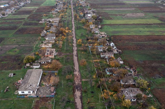 Een strook vernielde gebouwen na gevechten tussen Oekraïense en Russische troepen in Knyazivka, Cherson.