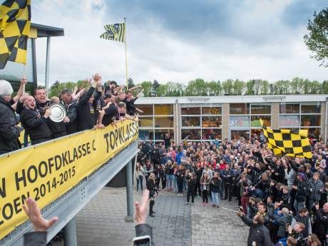 Geplaagde Ahrens schiet DVS’33 als invaller naar titel en eindigt in tranen: ‘Alles kwam samen op Urk’