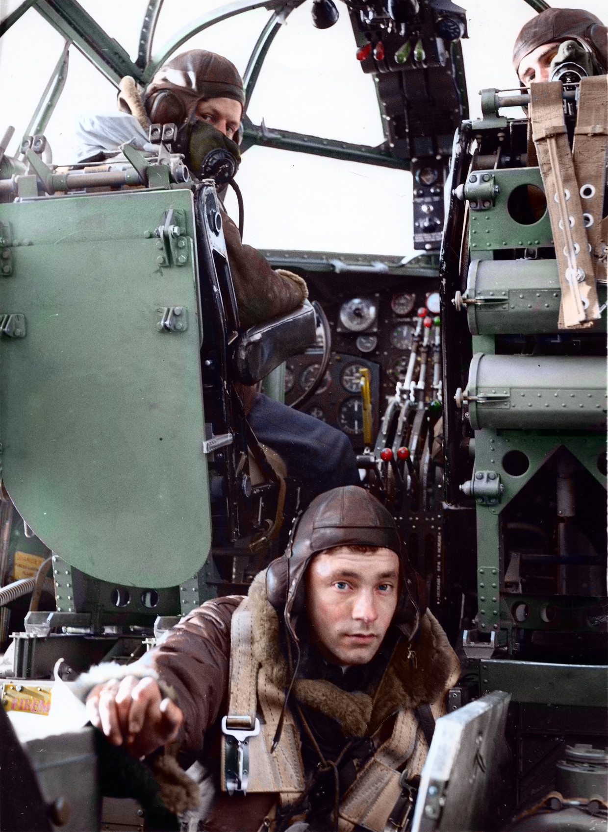 De reusachtige Short Stirling was de grootste bommenwerper die de Royal Air Force in huis had. Ondanks het enorme logge gevaarte roemden de piloten de wendbaarheid van het toestel. Op de foto zitten twee piloten achter hun instrumenten en komt de bommenrichter net vanuit zijn compartiment de cockpit binnen. Beeld Collectie Gerard Groeneveld. Colourist Jakob Lagerweij