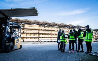 Kinderen basisschool Florent op bezoek bij houthandel Gooskens: ‘Ga jij eens effe werken’